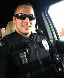 straightmenworshipping:  straightdudesexting:  Muscle stud cop  HE NEEDS TO FUCK ME WEARING HIS UNIFORM 