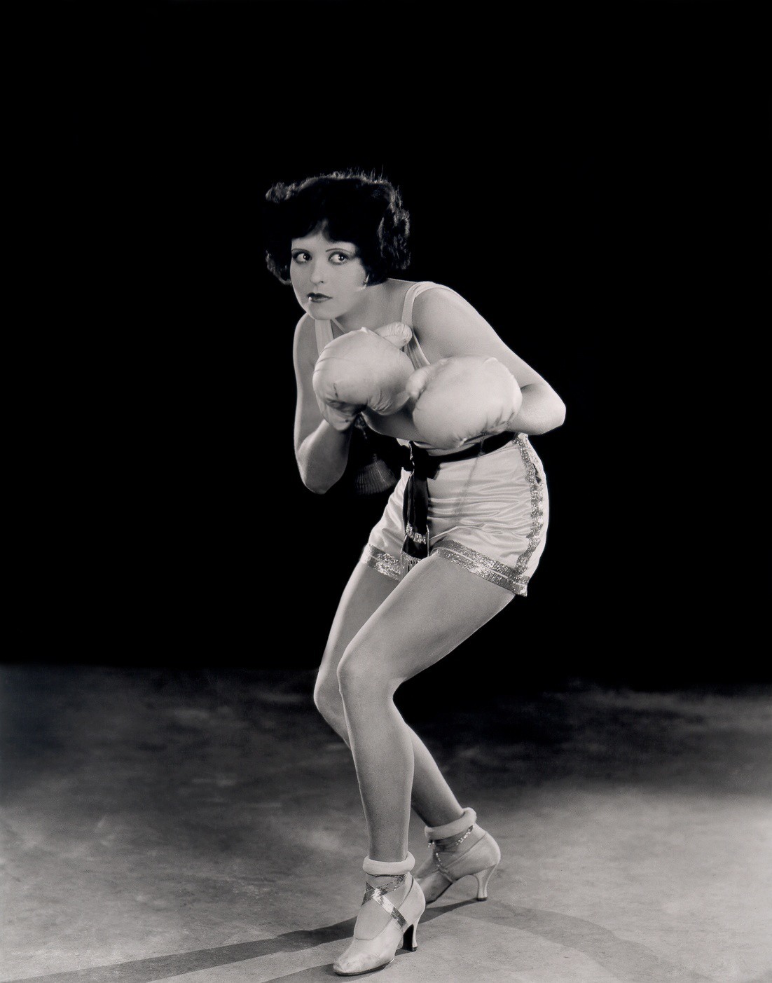 Clara Bow during the filming ‘Rough House Rosie’ (1927).