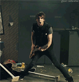 ghost-onthealtar:  Alex Gaskarth doing “the leg thing” 