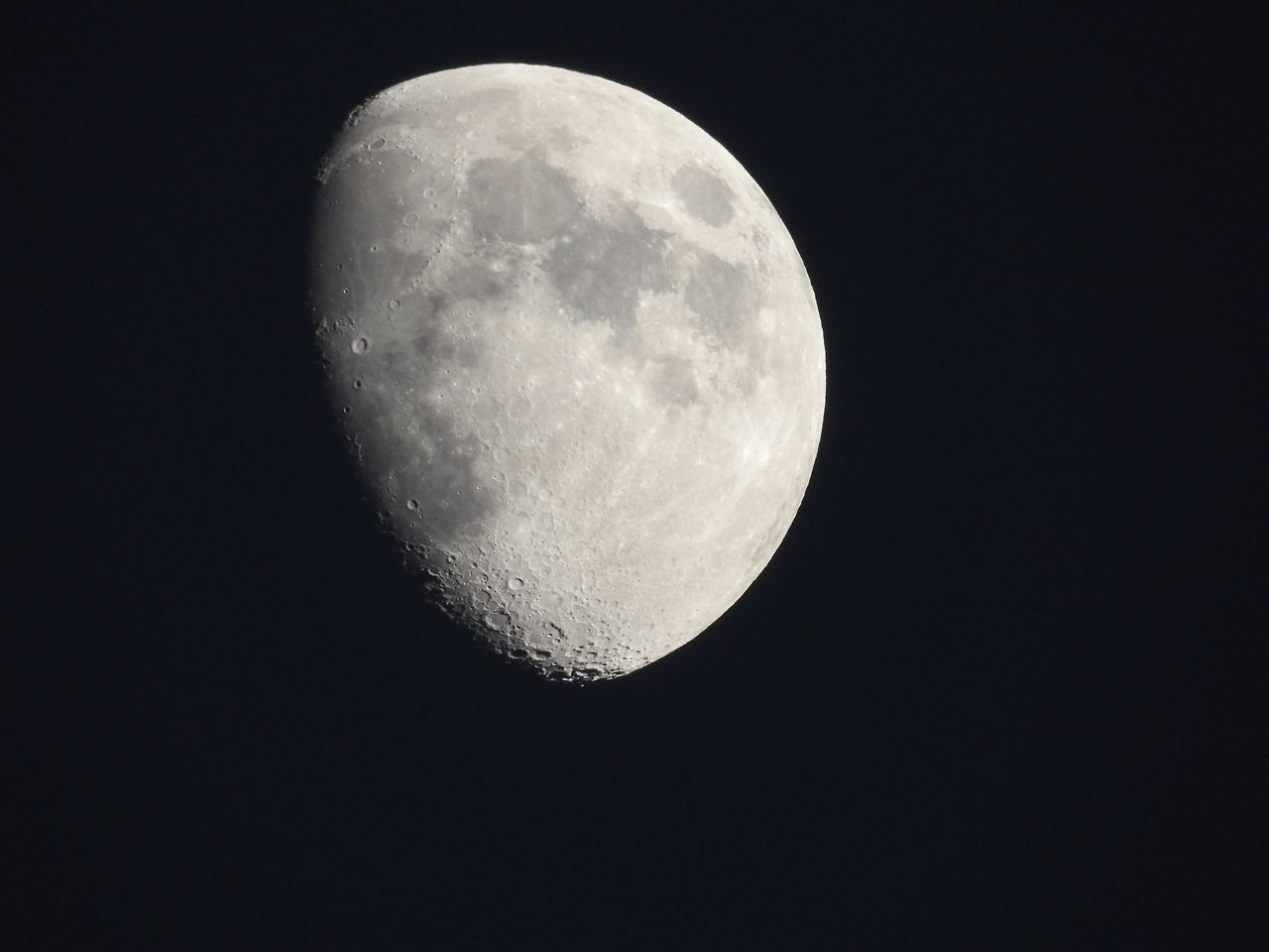 Earth’s Moon from a 2000mm Bridge Camera at 9PM EST From Ottawa Canada. [4608 x 3456] - Not Edited. via /r/spaceporn http://ift.tt/2ukfHGv