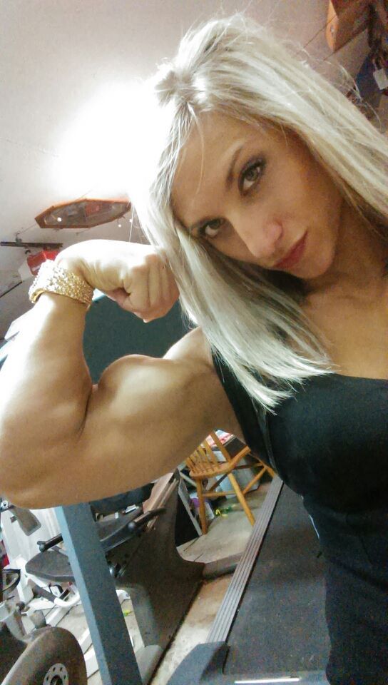 Blond bomb shell!! Rocking the guns