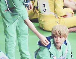 oh-luhans:chanyeol feeding luhan (and apparently it wasn’t very tasty)