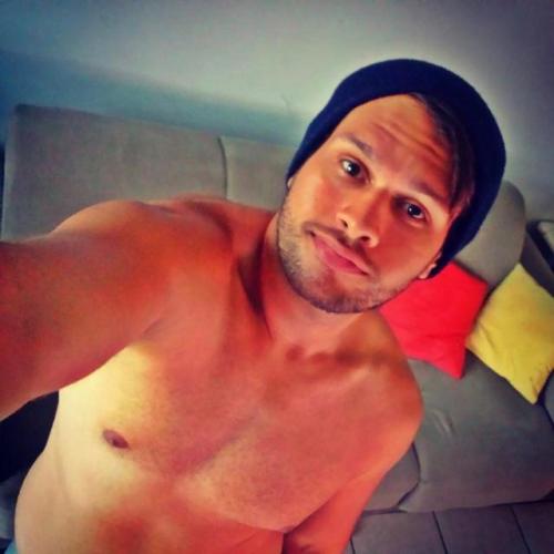 fat-male-celebrities:  Neto Nóbrega, Brazilian physiotherapist struggling with losing extra-weight and trying everything to reduce his soft belly