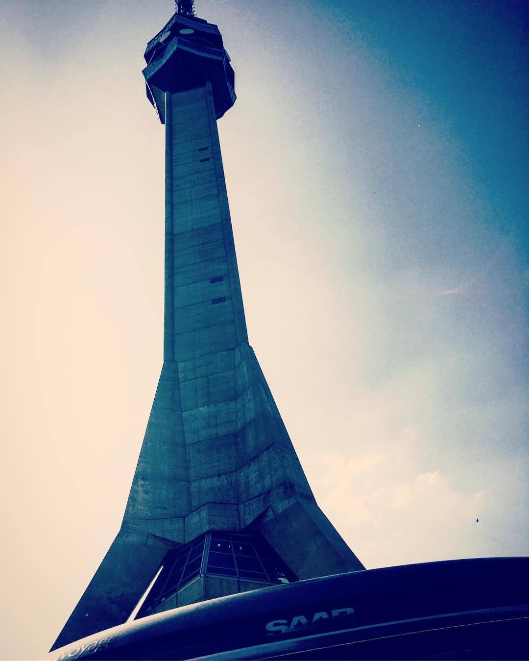 Avala Tower.
#saabvoyagebelgade2018 #saab #saab95ng #spomenik (at Avala Tower)
