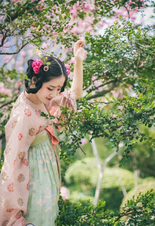 changan-moon: Traditional Chinese clothes, hanfu. Photography by 吃货娃娃