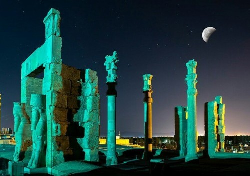 parsabad: Lunar eclipse/ PERSPOLIS/ Fārs/ Iran Photographer: amir sadeghian