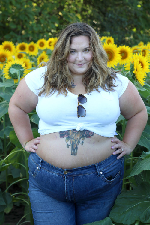 reimaginefat:fats:FAT GIRL IN A SUNFLOWER FIELD!!!!! My favorite look, tbh <3 you guys, there wer