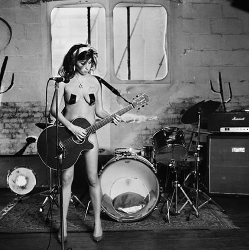 XXX pr3ttyonth3insid3:Amy Winehouse for the 2004 photo