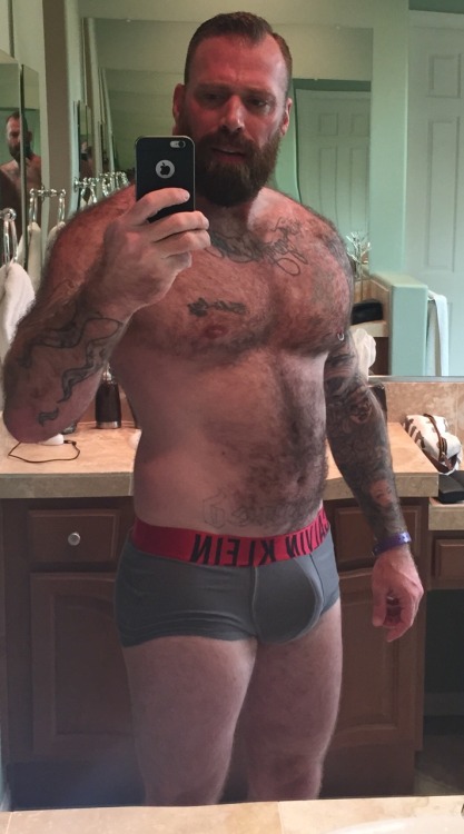 koxzucker:  Fucking hairy stud.   Come here Daddy