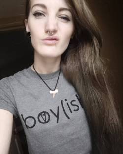 weareflawed-butbeautiful:  Hella proud to be a tomboy✌ #boyishgirls #tomboystyle #genderfluid #genderqueer #androgynous #androstyle #boyishgirls #tomboylook #androgynousfox