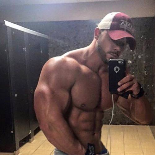 cdnlifter27:  Mac Robinson   Want to be your adult photos