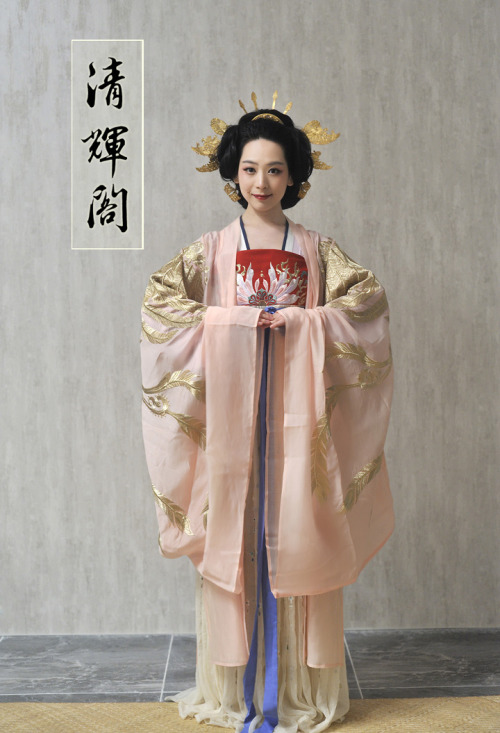 hotweibo:  Authentic Hanfu(汉服) by Qinghuige(清辉阁). This style of Hanfu is the most beautiful one. （Pi