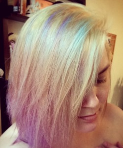 elshalarossa:  Post-bleach, pre-color. I’m an opal!