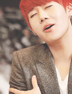namuyeols:  Sunggyu’s reaction to Sunggyu’s singing. 