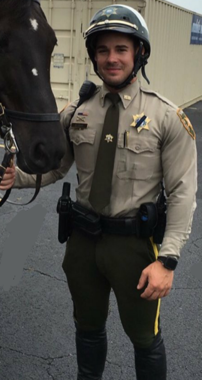 policecorps:  dehnerboot: hotuniformedmen: Such a hot man in uniform, wouldn’t mind dating a hot guy like this!!  I feel like violating some kind of law right now…   Never get tired of seeing this guy