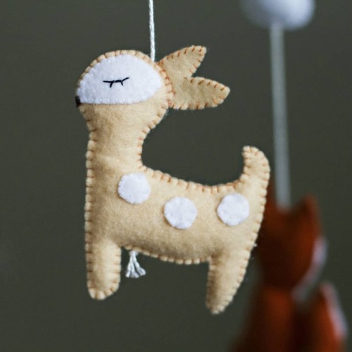❤ This cute little felt deer was a must for the Woodland Baby Mobile! ✂ Felt Pattern by @twocraftyca
