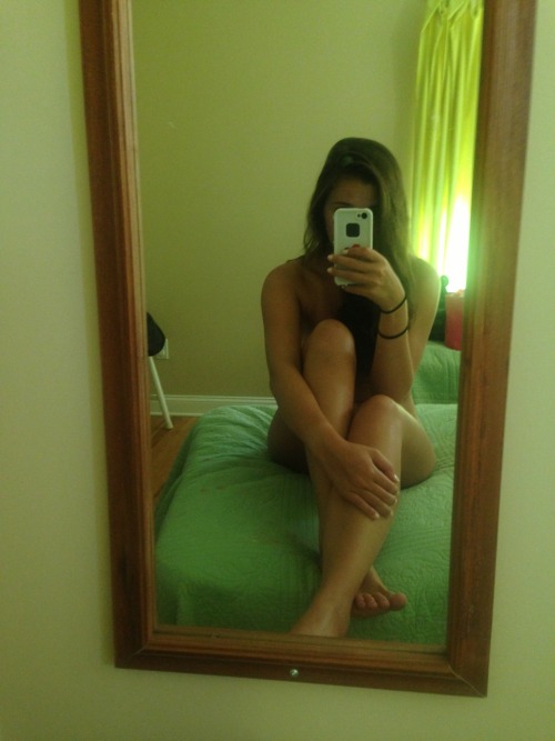 teenselfiepix:  Very Hot Mirror Pix!  Kik DJSmurfky to submit!