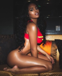 jaiking:  ebonypornlife:  love that body 