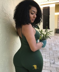 thicksexyasswomen:  jazziedadd:  SexyCurvyLicious. BootiLicious Mami     Ms CaribbeanCurls 💜 💛 💙  Bae🔥