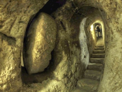 historical-nonfiction:  Welcome to Derinkuyu, an underground city that once housed up to 20,000 people. In the Cappadocia region, famous for its cave dwellings and underground villages, Derinkuyu stands out for sheer size and complexity. Locals began