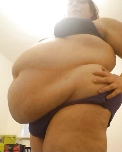 hugebellyssbbw:  ssbbw   Wanna fuck a horny