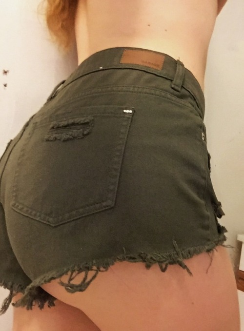 his-innocent-babygirl:  Booty booty booty