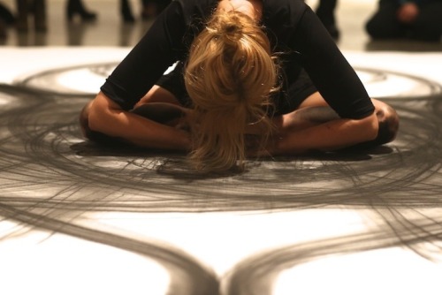 thedolab: Heather Hansen uses charcoal and movement to create these works of art. Visit her website