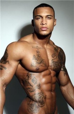 fuckustevenpena:  He’s NAKED! David McIntosh is a British ex-military and security operative who became a television personality, actor, and fitness model. A former Royal Marines commando, he was a Gladiator on the Sky 1 TV series Gladiators.