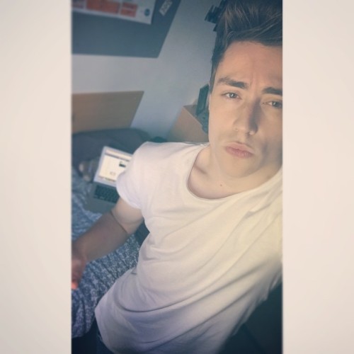 selfiemon:  Preparing for my exam in an hour by taking a selfie, obviously