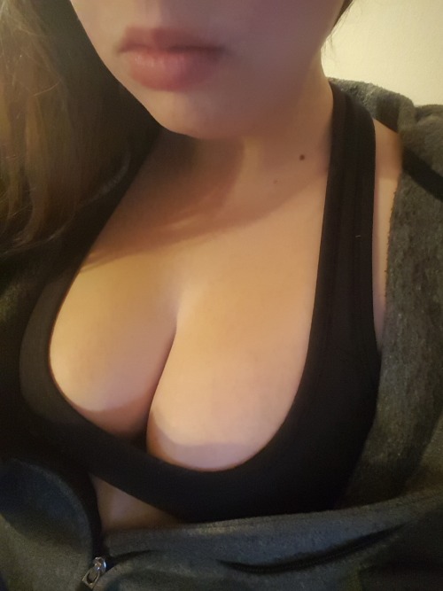 Sex rileyiscurious:  Boobs in.Boobs out.#ToplessTuesday pictures