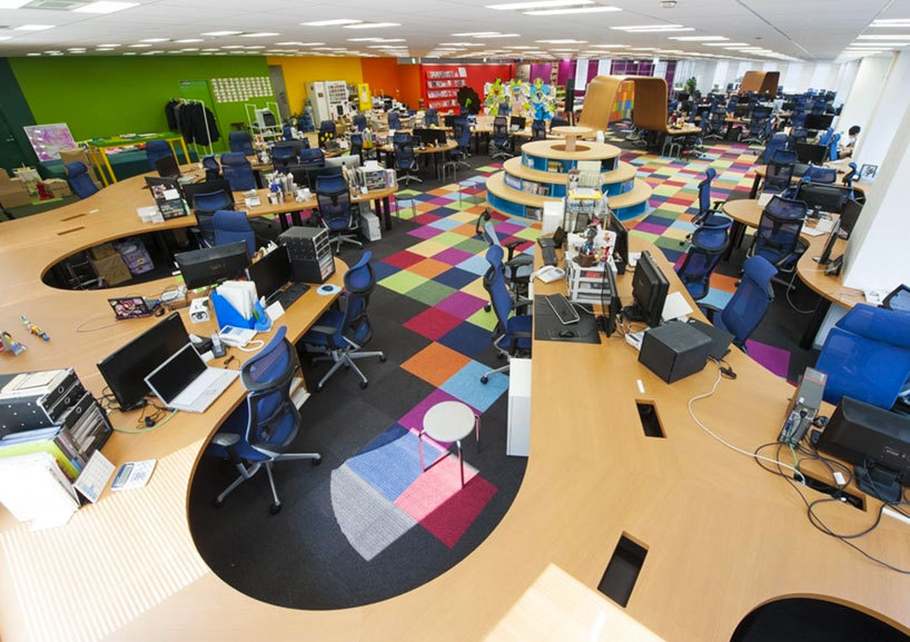 elfketchup:  The pixiv.net office in Tokyo. The main workspace is centered around