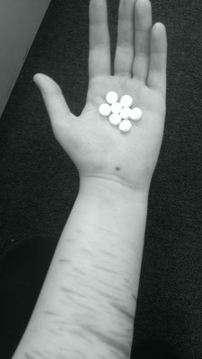 overflowing-pillcase:  If I ever wanted to kill myself it’d be so easy. Took all these bad boys in one swallow. 