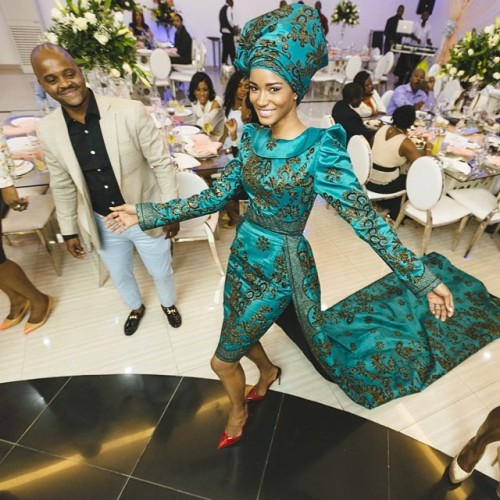 jeniphyer:  hall70:  fckyeahprettyafricans:  Nigeria (husband, Osi Umenyiora) Angola (wife, Leila lopes) traditional Marriage  wow! so beautiful!!!   Her dress is perfection