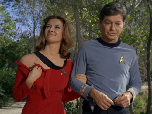 trek-tracks:ralfmaximus:trek-tracks:Starfleet Uniforms: a bizarre combination of the universe’s flim