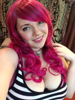 kitty-mcpherson:  I’ve got a pretty new pink wig :3 