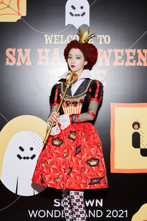  BOO! #KARINA has arrived at the SM Halloween House as ‘The Queen of Hearts’!❣️❤️ 