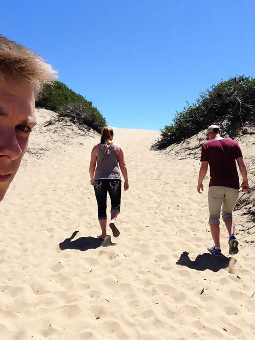 theinturnetexplorer:    Man Documents His Life As The Third Wheel For 3 Years In Awkward Selfies  