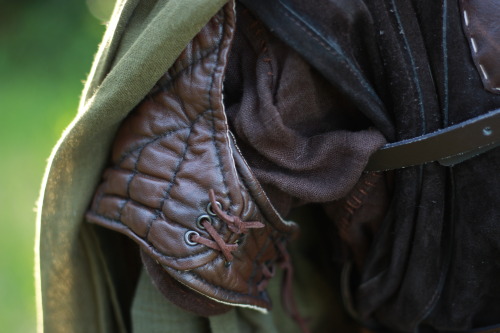 borderland-ranger: Finished up my tooled leather pauldron! And decided to throw everything onto the 