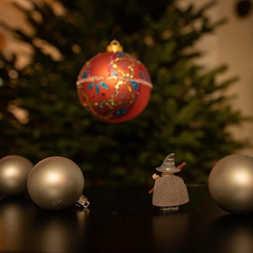 We wish you a merry and cozy fourth Advent Sunday! Gandalf is again busy with decorating the Christm