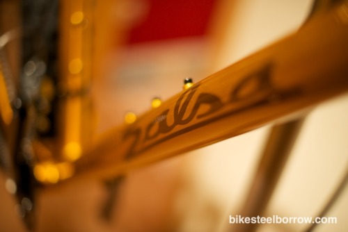 bikesteelborrow:  Unboxing-Event: Salsa Mukluk 2 - 2014 Da glänzt der goldfarbene Rahmen und begeist