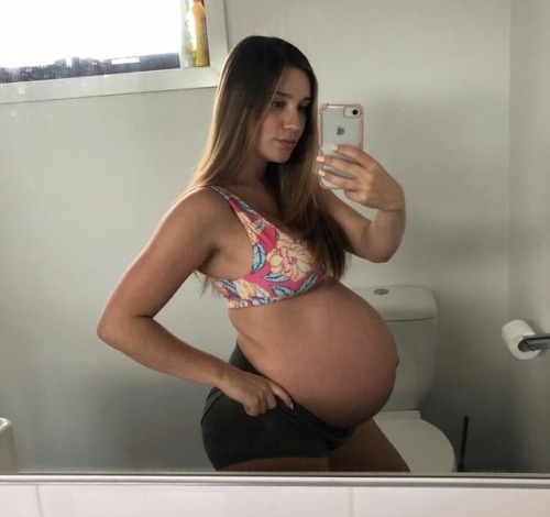 wannabedaddy26:Look at this beautiful baby momma, her belly is so cute :)))