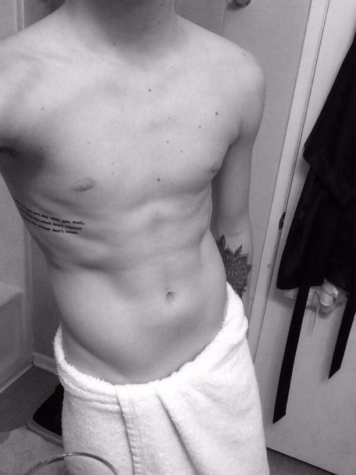 male-celebs-naked:  Sam Pottorff 2See more here