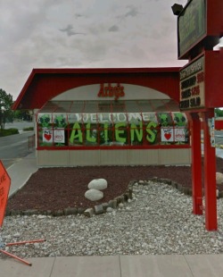 alienbabejpg:  cool restaurants and shops