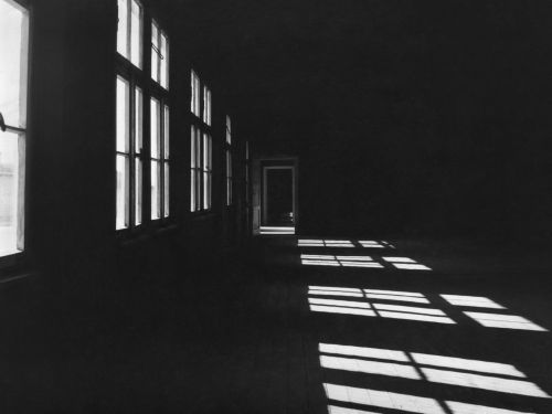 de-salva:Mauthausen: Il dormitorio (c. 1960)© Luciano d'Alessandro (Italian photographer)