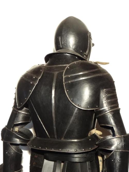 mindhost:  Trabharnisch armourKnown as a ”Trabharnisch” this type of armour had  evolved from a style of lighter suits that seem to have appeared in the  1540’s. The Trabharnisch provided effective protection at  a price that was cheap compared