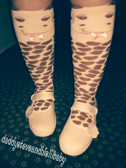 daddysteveandhislilbaby:Stomp stomp stompI NEED THESE GIRAFFE SOCKS AND SHOES