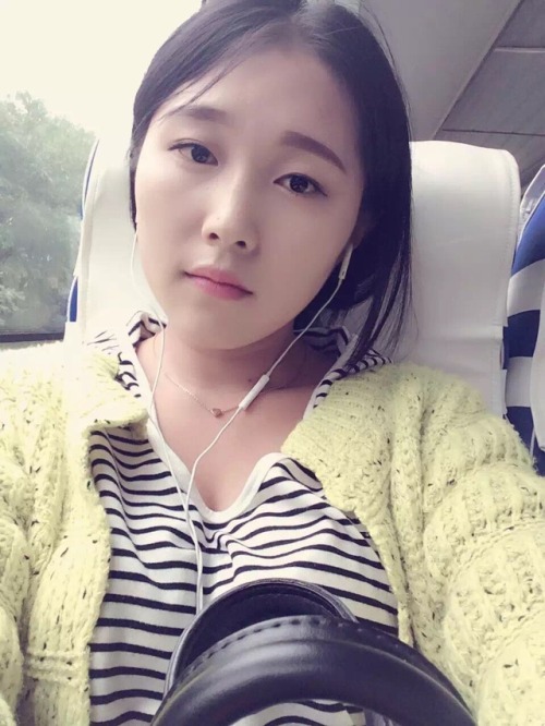 fuckfuckmypussy: 又要上路了，好烦。 想找个爸爸，把我锁起来起来。 活捉小骚逼一枚