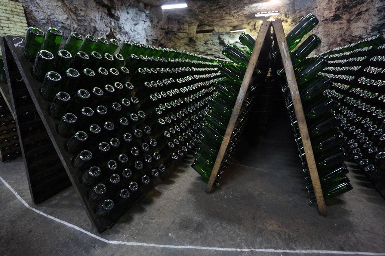 CAVA PROFUNDA. En el fondo de una enorme y antigua mina, a tan sólo unos kilómetros de la línea del frente, cientos de miles de botellas de vino espumoso aguardan en un laberinto de túneles y bodegas, en Ucrania. Es un refugio antibombas de 25...