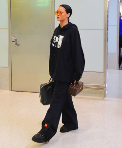 hausrihanna:  Rihanna flew to Paris wearing