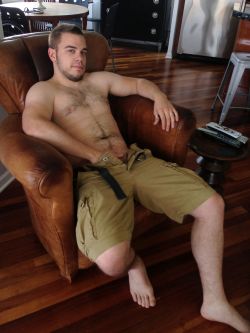 Very sex bearded cub. Love those bare feet.